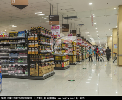 光影交织的现代市井 超市内景摄影的艺术与记录